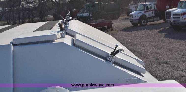 image for item E6155 2000 Ford F750 vacuum truck