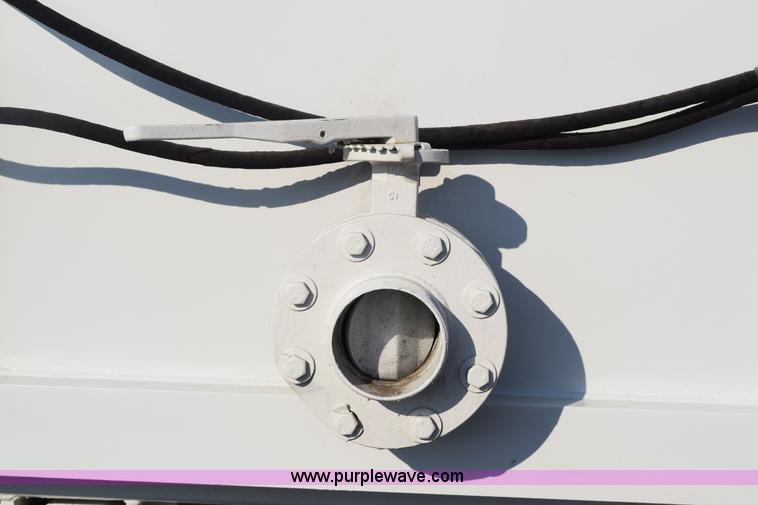 image for item E6155 2000 Ford F750 vacuum truck