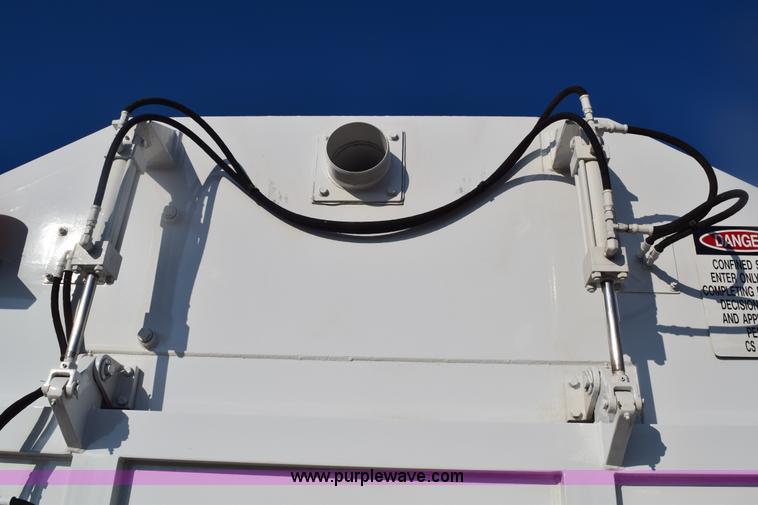 image for item E6155 2000 Ford F750 vacuum truck