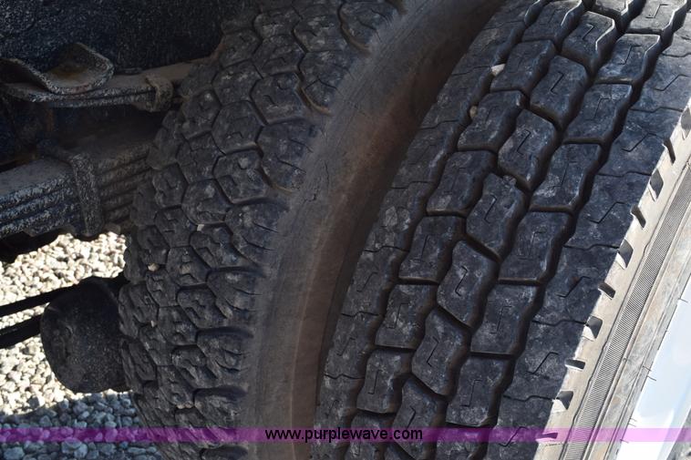 image for item E6155 2000 Ford F750 vacuum truck