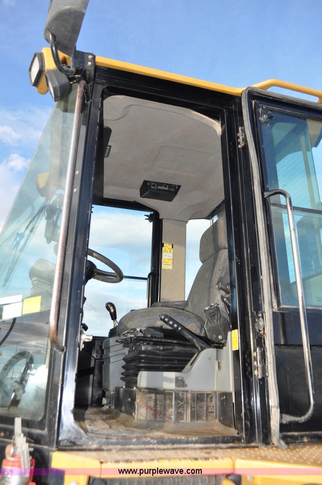 image for item F2198 2005 Caterpillar 930G wheel loader