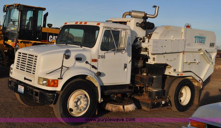 image for item F2199 1994 International 4600 sweeper