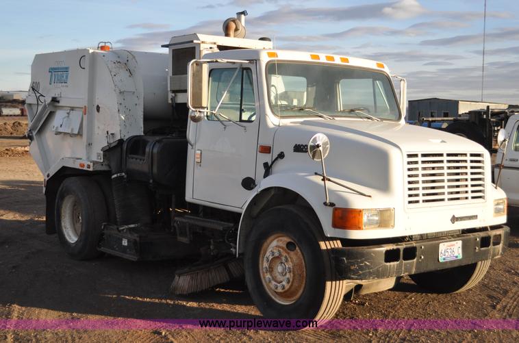 image for item F2199 1994 International 4600 sweeper