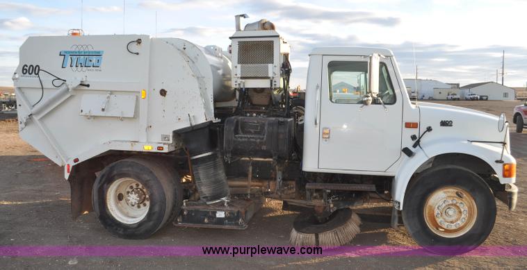 image for item F2199 1994 International 4600 sweeper
