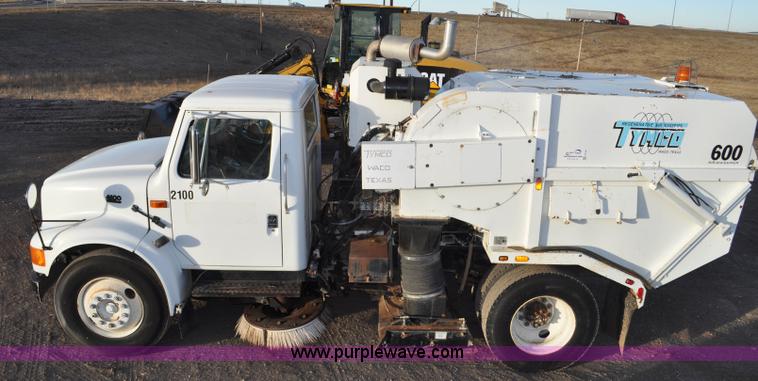 image for item F2199 1994 International 4600 sweeper