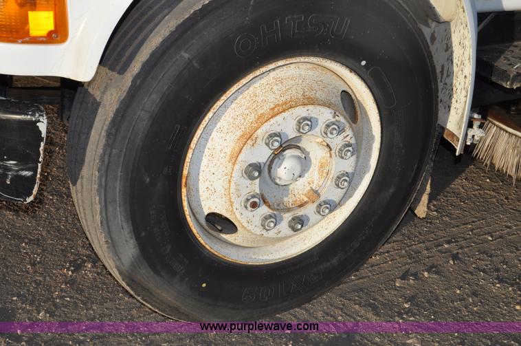 image for item F2199 1994 International 4600 sweeper