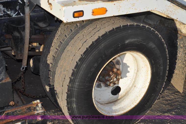 image for item F2199 1994 International 4600 sweeper