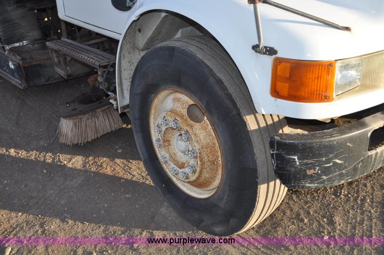 image for item F2199 1994 International 4600 sweeper