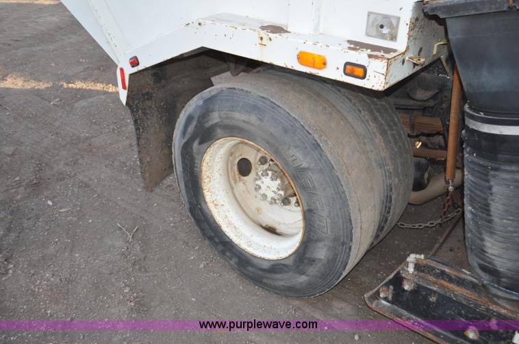 image for item F2199 1994 International 4600 sweeper
