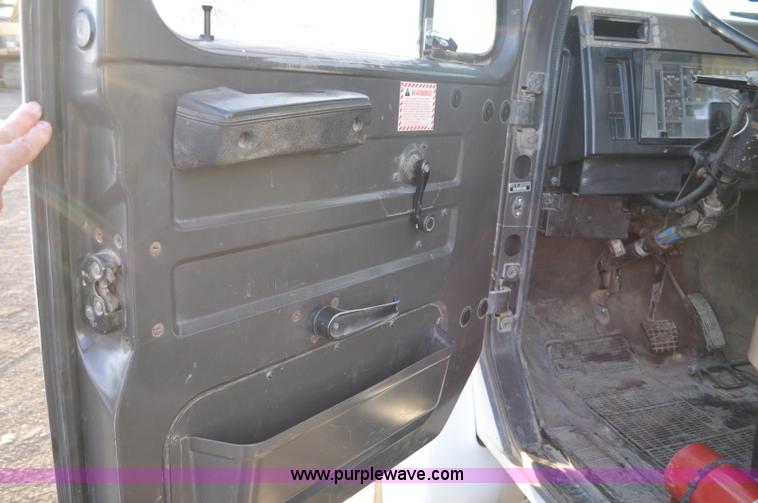 image for item F2199 1994 International 4600 sweeper