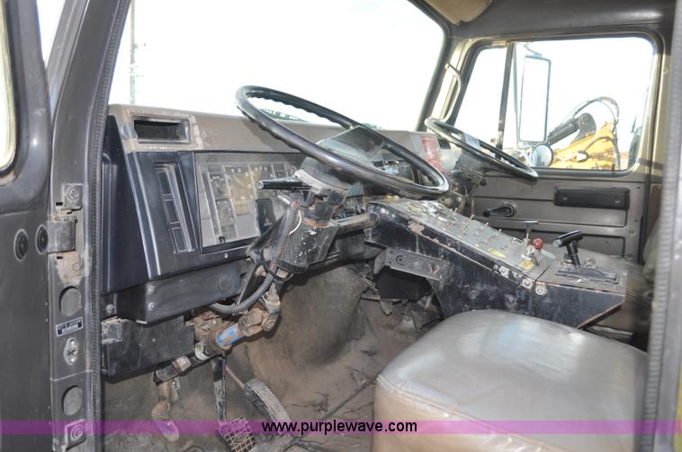 image for item F2199 1994 International 4600 sweeper