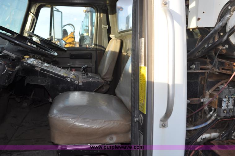 image for item F2199 1994 International 4600 sweeper
