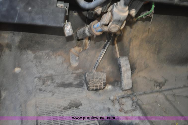 image for item F2199 1994 International 4600 sweeper