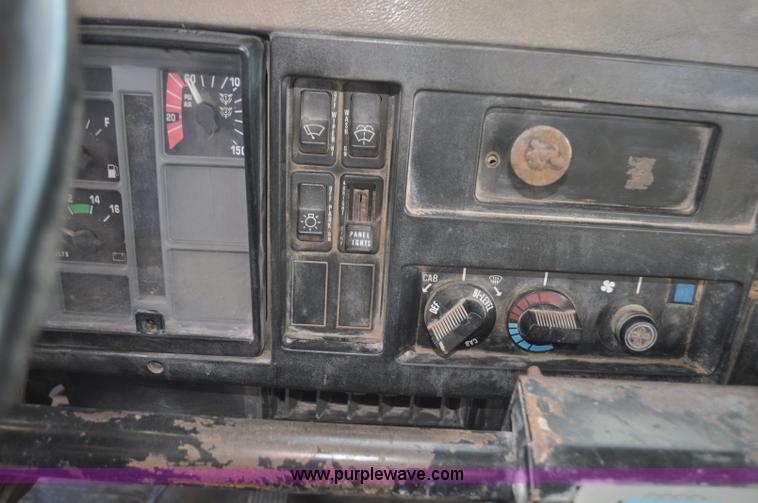 image for item F2199 1994 International 4600 sweeper