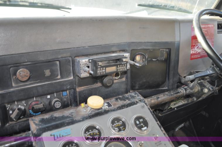 image for item F2199 1994 International 4600 sweeper