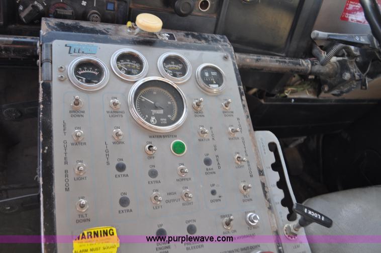 image for item F2199 1994 International 4600 sweeper