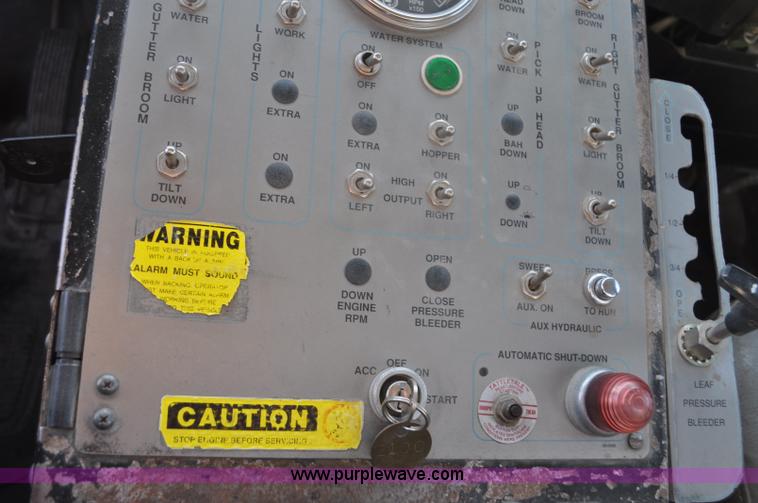 image for item F2199 1994 International 4600 sweeper