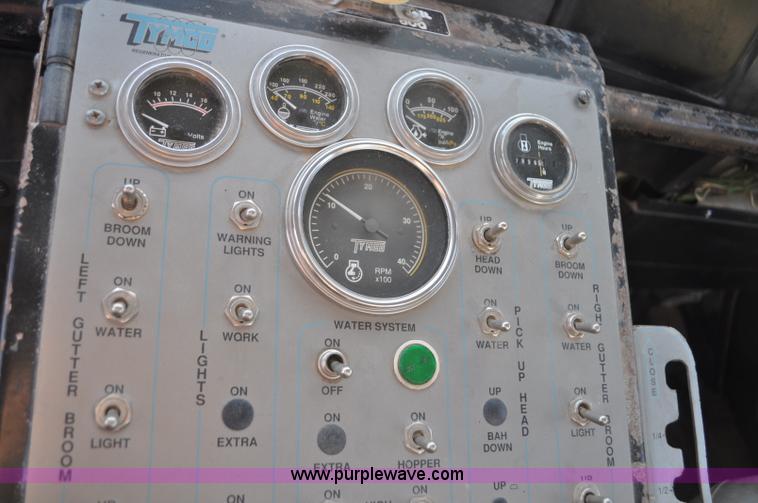 image for item F2199 1994 International 4600 sweeper