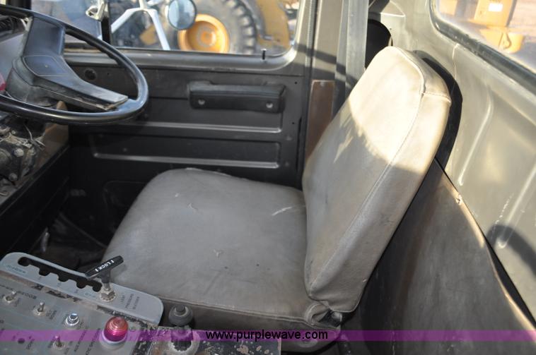 image for item F2199 1994 International 4600 sweeper