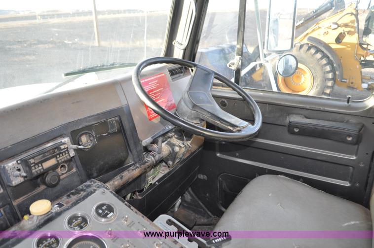 image for item F2199 1994 International 4600 sweeper