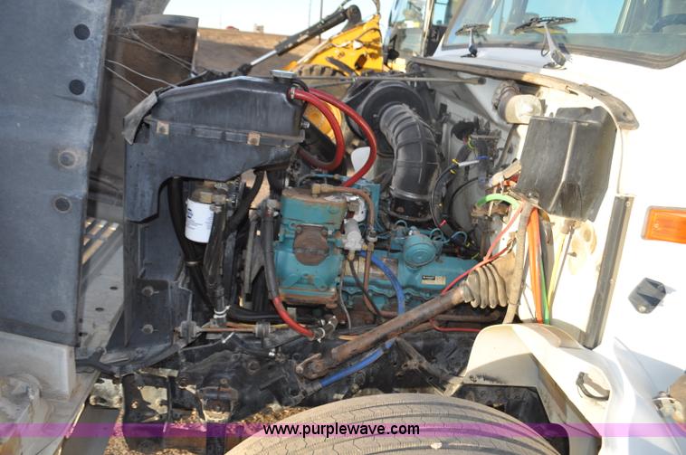 image for item F2199 1994 International 4600 sweeper