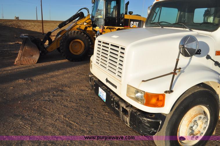 image for item F2199 1994 International 4600 sweeper