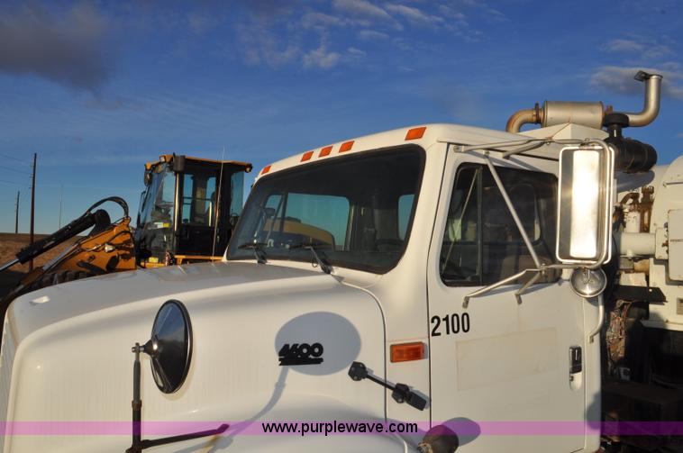 image for item F2199 1994 International 4600 sweeper