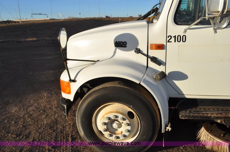 image for item F2199 1994 International 4600 sweeper