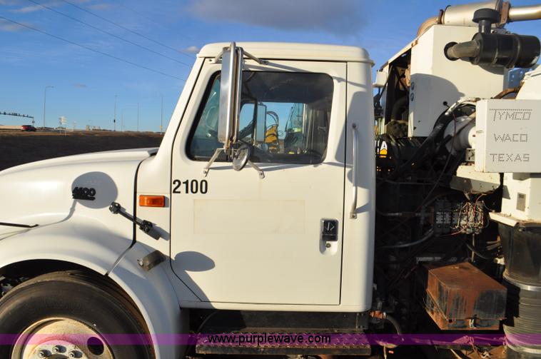 image for item F2199 1994 International 4600 sweeper
