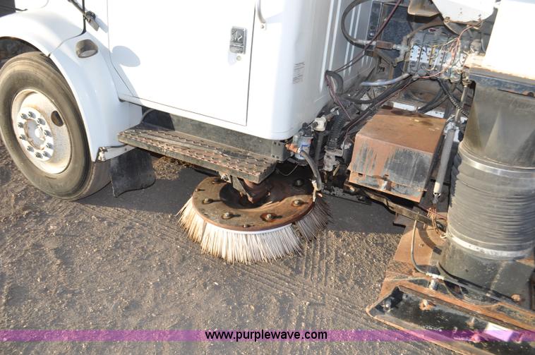image for item F2199 1994 International 4600 sweeper