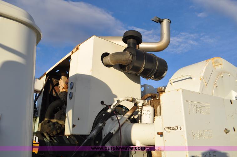 image for item F2199 1994 International 4600 sweeper