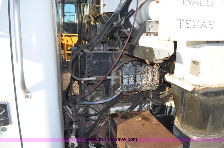 image for item F2199 1994 International 4600 sweeper