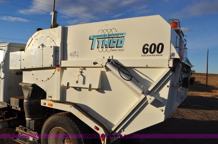 image for item F2199 1994 International 4600 sweeper