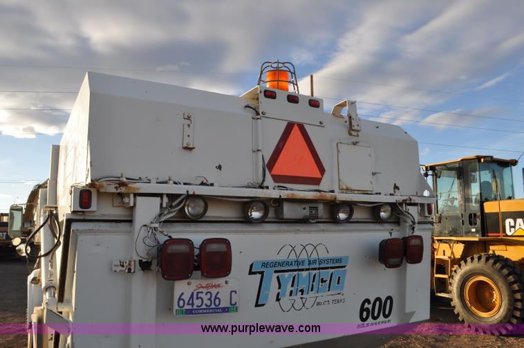 image for item F2199 1994 International 4600 sweeper