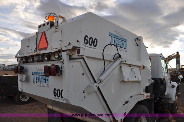 image for item F2199 1994 International 4600 sweeper