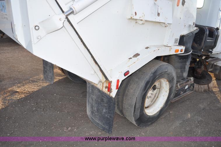 image for item F2199 1994 International 4600 sweeper