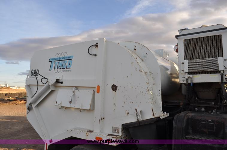 image for item F2199 1994 International 4600 sweeper