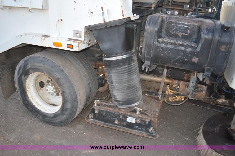 image for item F2199 1994 International 4600 sweeper