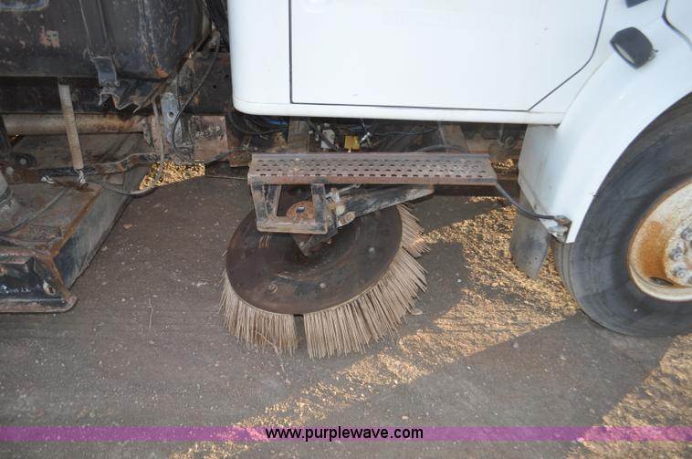 image for item F2199 1994 International 4600 sweeper