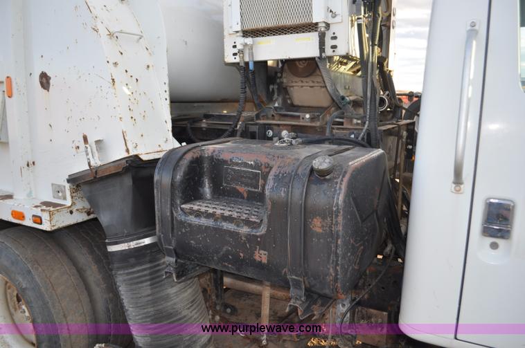 image for item F2199 1994 International 4600 sweeper