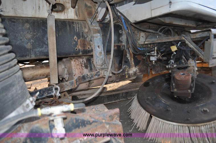 image for item F2199 1994 International 4600 sweeper