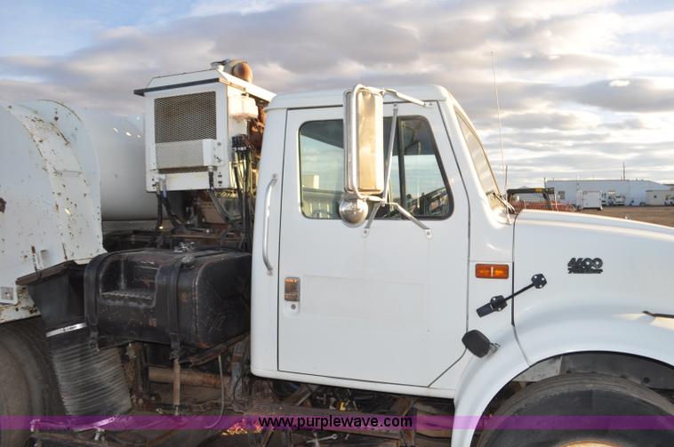image for item F2199 1994 International 4600 sweeper