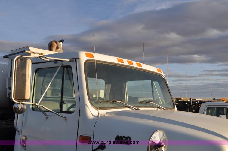 image for item F2199 1994 International 4600 sweeper
