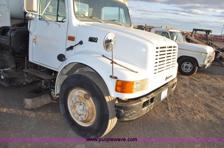 image for item F2199 1994 International 4600 sweeper