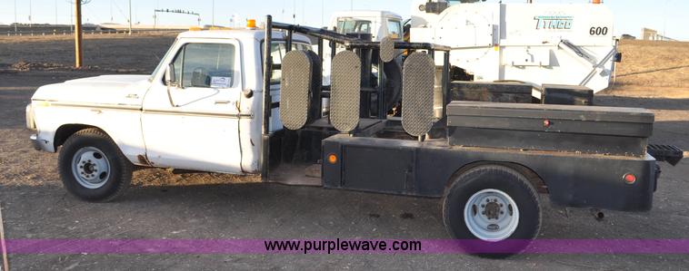 image for item F2200 1977 Ford F350 utility truck