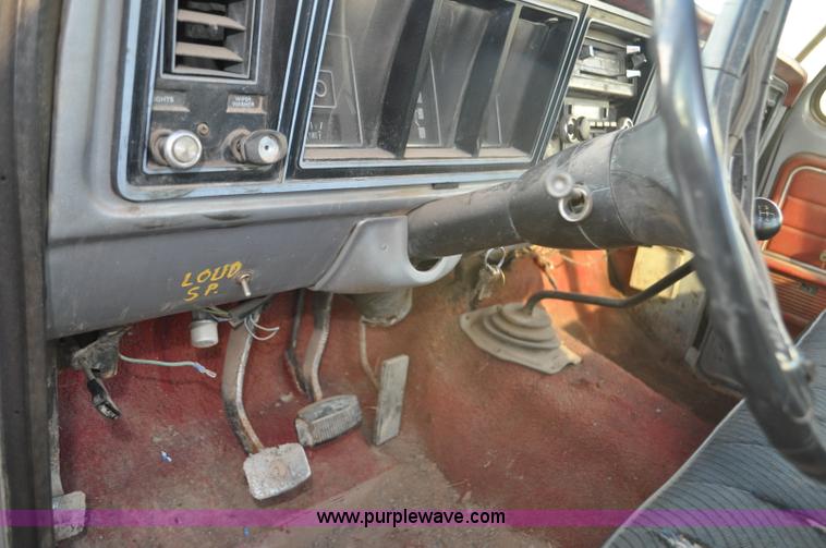 image for item F2200 1977 Ford F350 utility truck