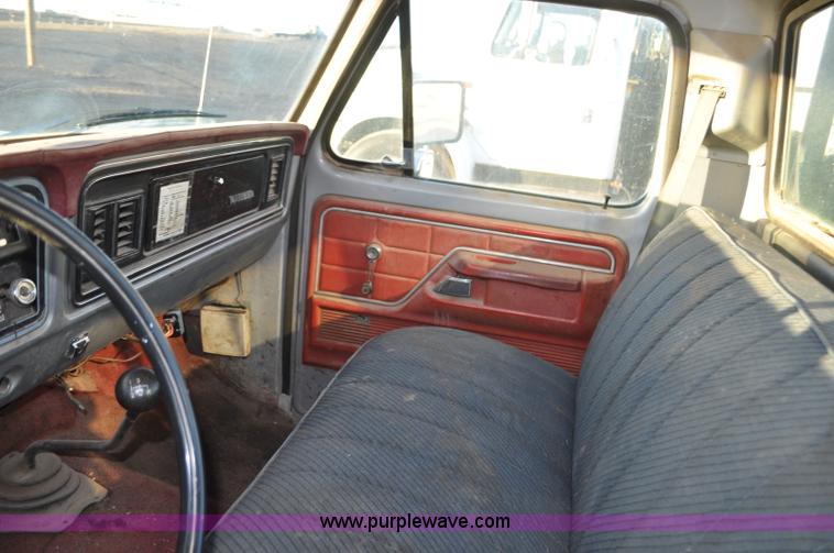 image for item F2200 1977 Ford F350 utility truck