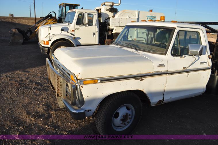 image for item F2200 1977 Ford F350 utility truck