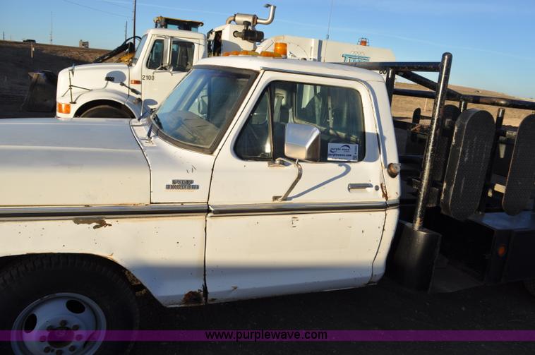 image for item F2200 1977 Ford F350 utility truck