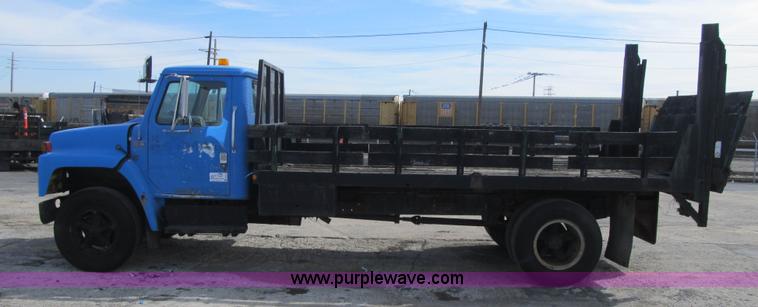 image for item F8961 1984 International 1724 flatbed truck